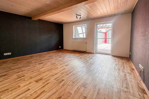 Wohnzimmer (2) - 4 Zimmer Etagenwohnung zum Kaufen in Zentbechhofen