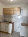 Flur mit neuer Miniküche - 1 Zimmer Etagenwohnung zur Miete in Pforzheim