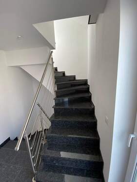 DG vermietete Wohnung - Treppenhaus mit hochwertigen Materialien - 
