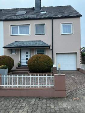 Haus vorne/Hubgarage/Stellpl. - Exklusive top renovierte DHH - 720.000,00 EUR Kaufpreis, ca.  211,00 m² Wohnfläche