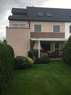 Haus von hinten - 8 Zimmer Doppelhaushälfte zum Kaufen in Rodgau