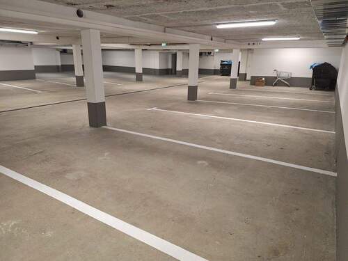 Tiefgarage - Tiefgaragenstellplatz mit Autoaufzug in Fuhlsbüttel zu vermieten