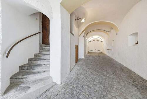 Hofeinfahrt mit Treppenaufgang - 