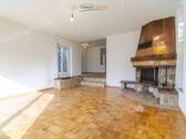 Großes Wohnzimmer mit Kamin - 9 Zimmer Mehrfamilienhaus, Wohnhaus in Rümmingen