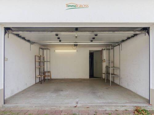 Große Garage mit elektrischem Rolltor - 