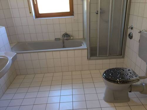 Bad mit Wanne, Dusche und WC - 