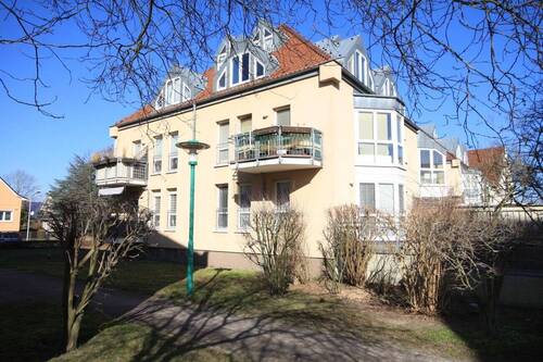 Hausansicht - Vermietete 1-Zimmer-Erdgeschosswohnung mit Terrasse und Tiefgaragenstellplatz in ruhiger Wohnlage