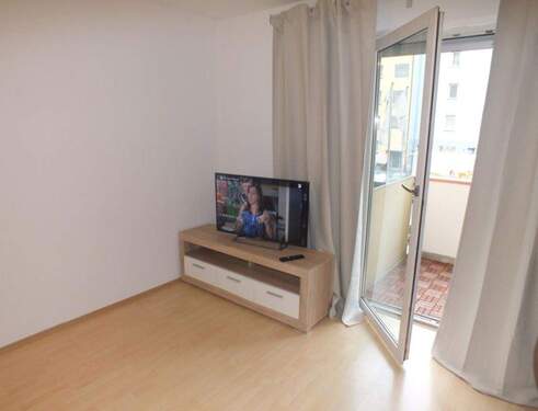 Wohnzimmer, Zugang zum Balkon - 2 Zimmer Etagenwohnung in Nürnberg