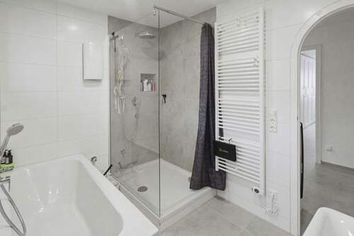 Dusche und Wanne - 
