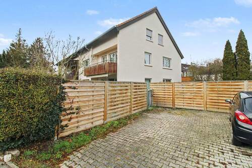 Stellplatz - 3 Zimmer Einfamilienhaus zum Kaufen in Leonberg