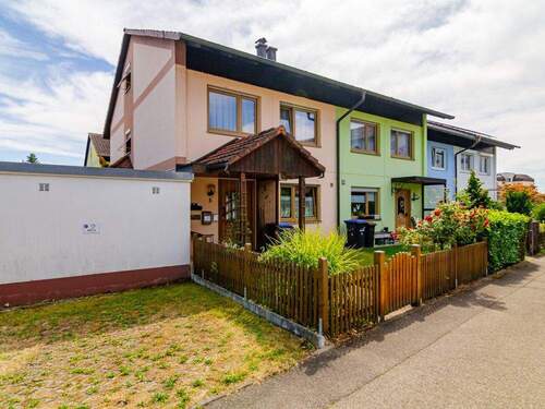 Das Haus von außen - Großzügiges Reihenendhaus mit Gartenidylle in ruhiger Wohnlage