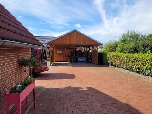 Auffahrt mit Doppelcarport - 