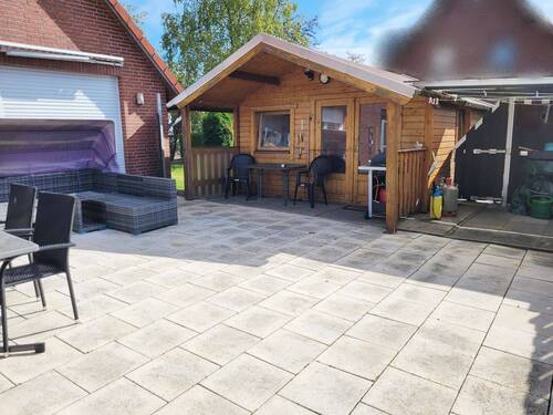 Geschützte Terrasse mit Blockhütte - 