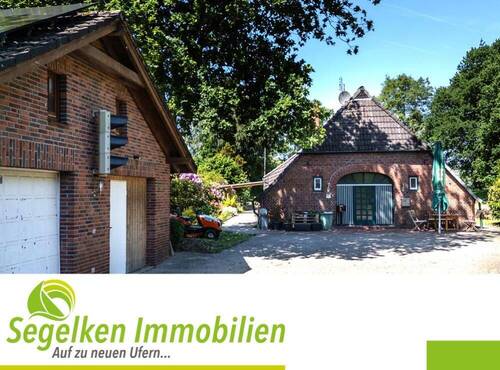 Die Vorderansicht mit der Doppelgarage - Idyllisch gelegenes Landhaus mit Garten, Doppelgarage und Teich