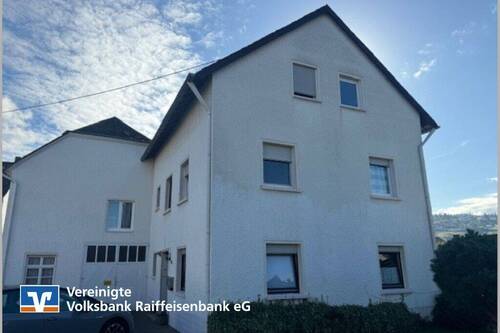 Straßenansicht - Wohnhaus mit Nebengebäuden und zusätzlicher Wohnung