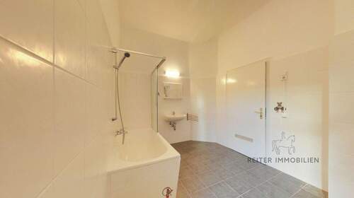 Badezimmer mit separaten Waschmaschinenanschlussraum - 