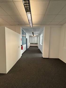 Flur 1-05 Blick vom Eingangsbereich - 6 Zimmer Büro zur Miete in München