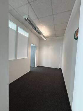 abgetr.Flur zum Serverraum - Büro mit 172,00 m&sup2; in München zur Miete