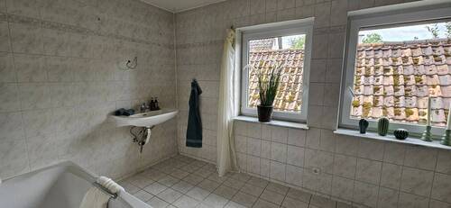 Bad mit 2 Fenstern.jpg - 