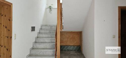 Flur mit Treppenaufgang.jpg - 