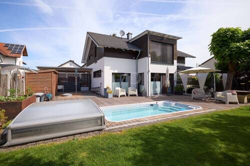 Titelbild - Exklusives Einfamilienhaus mit Galerie & Pool in Feldrandlage