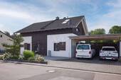 Außenbereich mit Doppelcarport - Einfamilienhaus mit 156,00 m&sup2; in Schaafheim / Schlierbach zum Kaufen