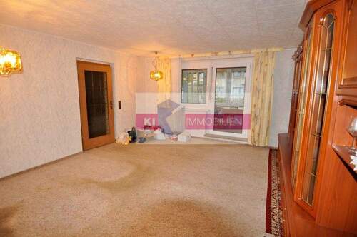 Wohnzimmer mit Blick zum Wintergarten - 