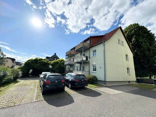 Objektansicht mit Parkflächen - 4 Zimmer Etagenwohnung in Neukirchen/Erzgebirge