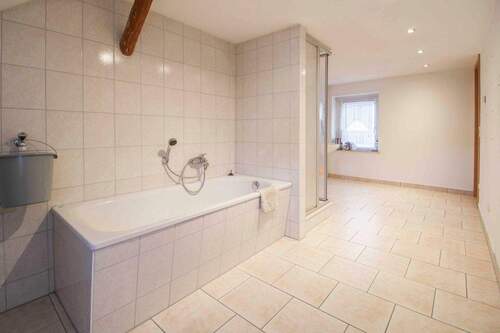 2.OG Badezimmer mit Wanne - 