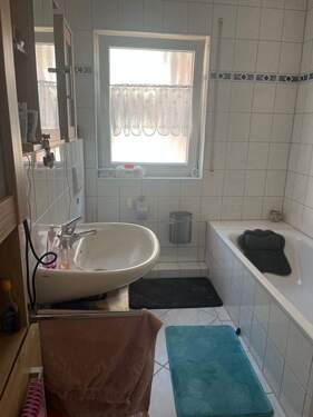 Tageslichtbad mit Dusche und Wanne - 