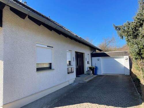 Einfahrt mit Garage - 