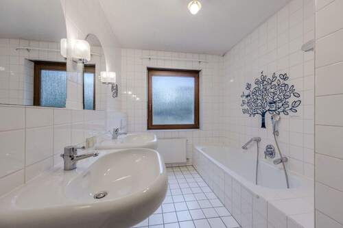 TL-Bad mit Dusche, Wanne und WC - 