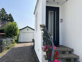 Eingangstür und Garagenzufahrt - 5 Zimmer Einfamilienhaus in Hamburg
