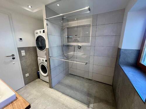 Modernisiertes Badezimmer mit bodengleicher Dusche (OG) - 