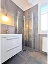 modernes Tageslichtbad mit Dusche - 