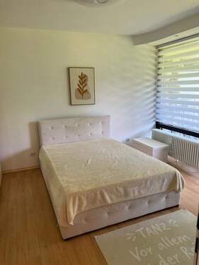 Elternschlafzimmer m. Zugang z. Balkon - 3 Zimmer Etagenwohnung in Bad Reichenhall