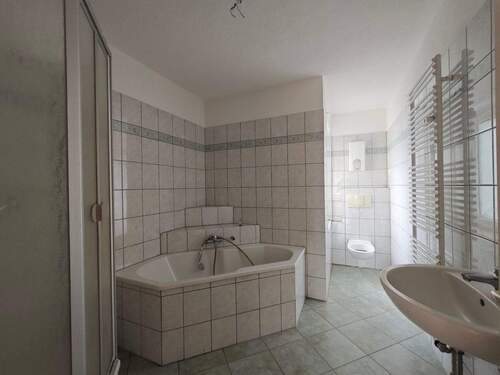 Tageslichtbad mit Wanne und Dusche - 