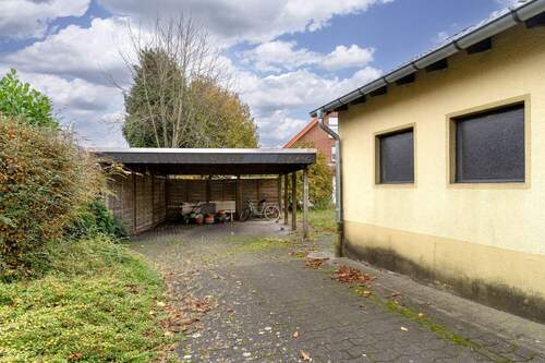 Hof mit Doppelcarport - 