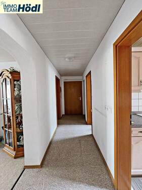 Eingangsbereich/Flur - 3 Zimmer Etagenwohnung zum Kaufen in Pfullingen