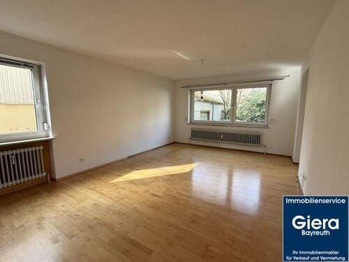 Wohnzimmer - 3 Zimmer Wohnung mit Loggia in der Innenstadt