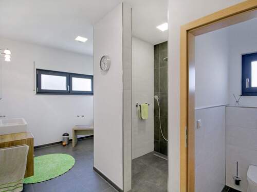 EG - Elegantes, großzügiges En-suite-Badezimmer mit Duschnische und separatem WC - 