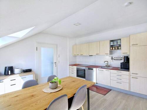 DG - Moderne, offene Küche mit praktischem Stauraum - 