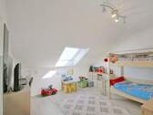 DG - Kinderzimmer mit viel Platz zum Spielen - 