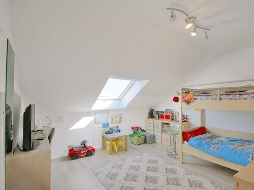 DG - Kinderzimmer mit viel Platz zum Spielen - 