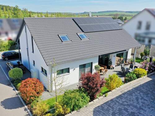 Hausansicht mit schönem gepflegten Garten und Terrasse - Ihr flexibles Familiendomizil: Ein- oder Zweifamilienhaus mit Stil