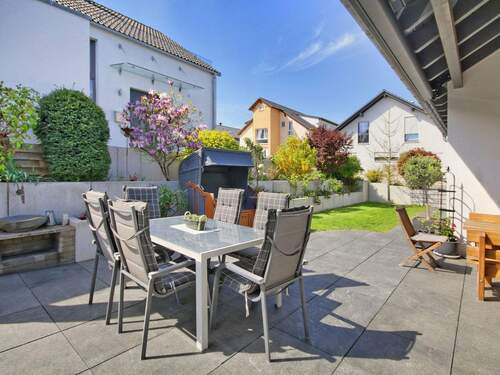 EG - Einladende Sitzbereiche auf der Terrasse und im Garten - 6 Zimmer Einfamilienhaus in Weil der Stadt