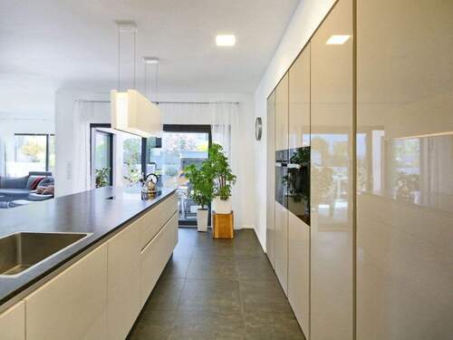 EG - Moderne, hochwertig ausgestattete Küche mit Theke zum Wohn- und Essbereich - 