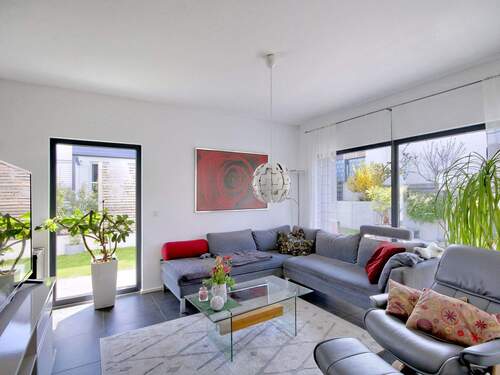 EG - Gemütlicher Wohnbereich mit bodentiefen Fenstern und Blick auf Terrasse und Garten - 