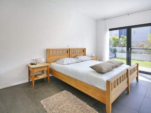 EG - Schlafzimmer mit Blick in den Garten und En-suite-Badezimmer - 