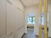 EG - Komfortable Ankleide mit viel Stauraum - 